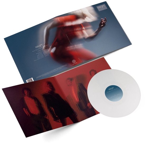 Een gatefold-hoes toont vier mannen in pakken onder rood licht, naast een witte vinylplaat.