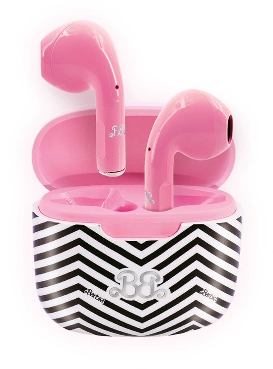 Roze draadloze oortjes in een open roze oplaadcase met zwart-wit chevron patroon en Barbie logo.