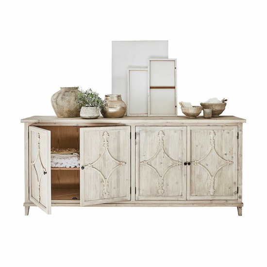 Lage kast Pemberton met open deur, gestyled met vazen, kunst en stoffen aan de binnenkant.