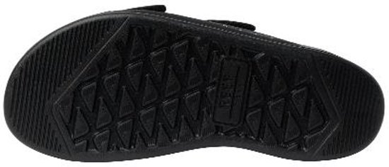 Onderkant van een zwarte slipper met een antislipzool met driehoekig patroon en REEF logo.