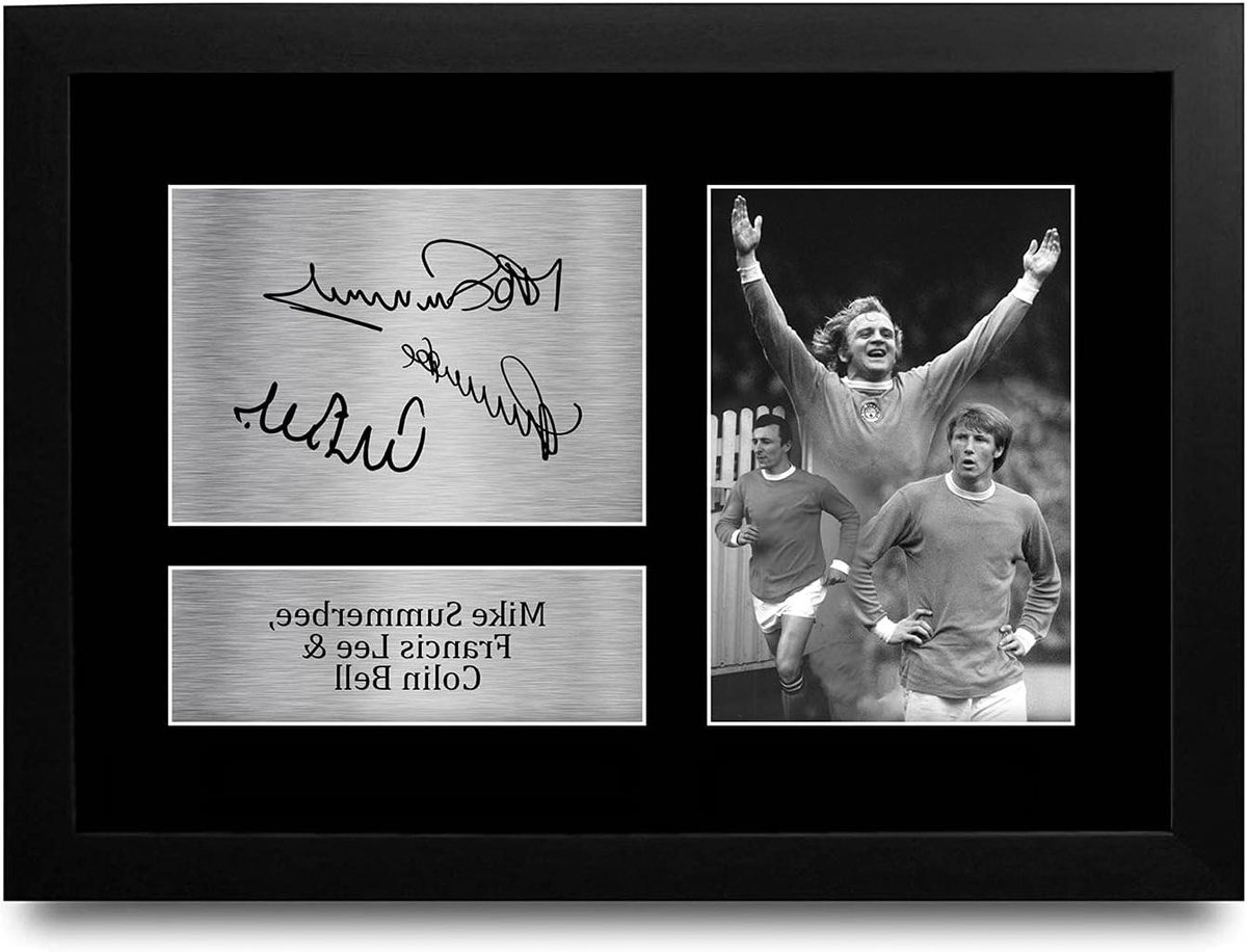 Voetbal Foto Ingelijst - Sport Poster Wanddecoratie - Cadeau Idee - Gedrukte Gesigneerde Replica - A4 33x24 cm - Zwart
