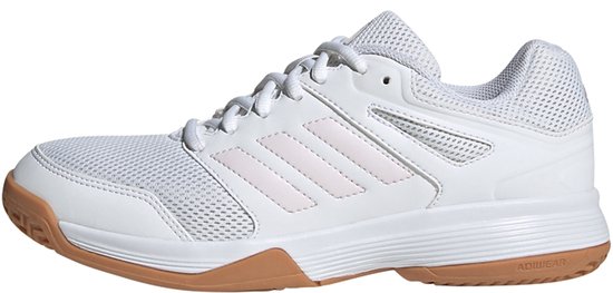 Vue latérale de chaussures d'intérieur blanches pour femmes d'adidas avec des rayures rose pâle et une semelle marron.