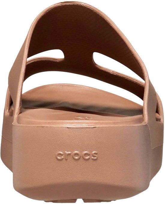 Achterkant van een roze Crocs slipper met plateauzool en Crocs logo.