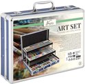 Blauwe metalen kunstdoos met gespen, geopend en gevuld met diverse kunstbenodigdheden. Tekst: 'ART SET COLOURING, SKETCHING, PAINTING'.
