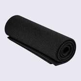 Zwarte verkoelende microvezel handdoek, opgerold met een open, fijnmazige textuur.