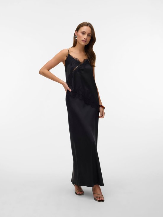 Mannequin dans une longue robe en satin noir avec des bretelles en dentelle et une ceinture.