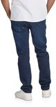 Man in een donkerblauwe regular/straight fit jeans, gezien vanaf de achterkant.