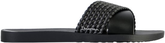 Zijanzicht van een zwarte Ipanema slipper met gevlochten band.