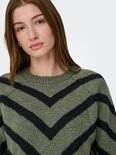 Close-up van een groene trui met zwarte chevron-strepen.