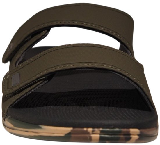 Vooraanzicht van een donkergroene slipper met camouflage zool.