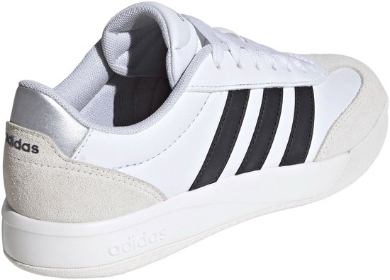 Witte Adidas sneaker, achterkant met zwarte strepen, suède hielkap met zilverkleurig accent en 'adidas' logo.