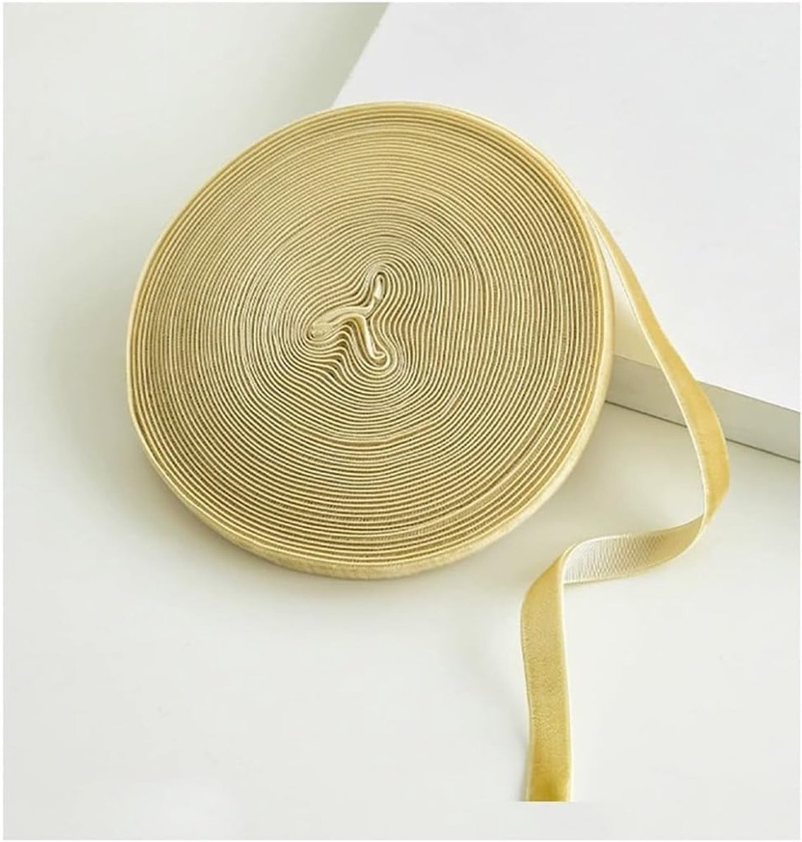 Zachte Velours Lint 10mx1cm voor Cadeauverpakking, Haarstrikken en Feestdecoratie in Beige