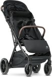 Zwarte Deryan buggy met capuchon, bruine handvatten en mand, van voren gezien.