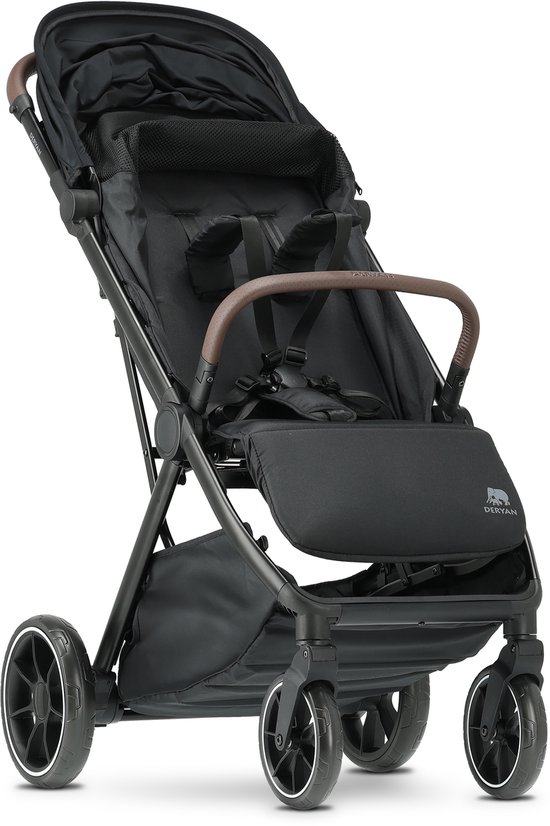 Zwarte Deryan buggy met capuchon, bruine handvatten en mand, van voren gezien.