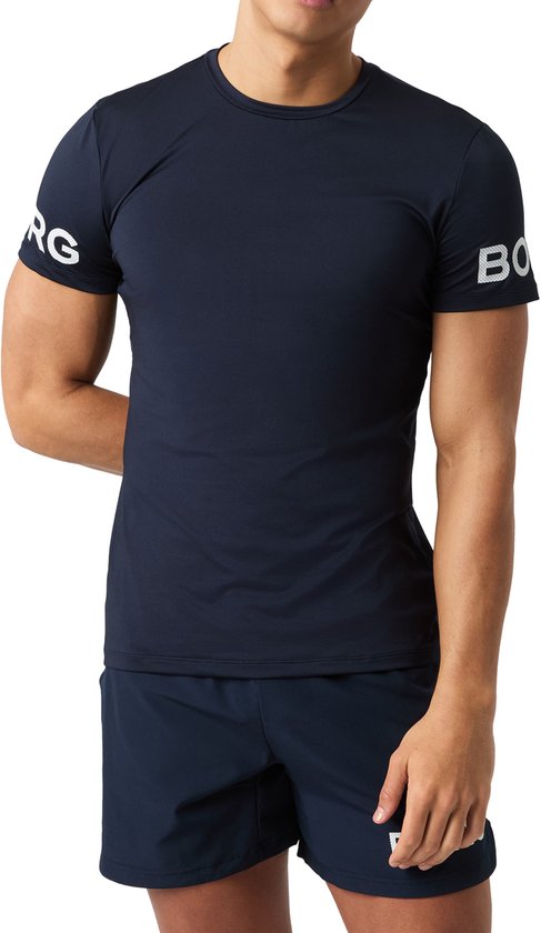 Marineblauw T-shirt met korte mouwen, 'BORG'-opdruk op de mouwen. Zwarte shorts.