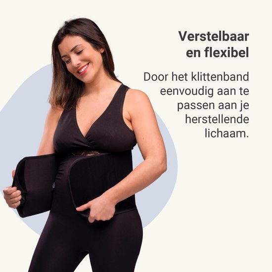Vrouw met donker haar, lachend, draagt een zwarte buikband. Tekst: 'Verstelbaar en flexibel'.