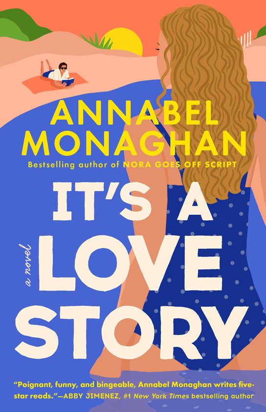 Boekcover van "It's a Love Story" door Annabel Monaghan. Een vrouw in een blauw badpak met stippen kijkt weg van de camera. Op de achtergrond een zonnig strand met een persoon die leest.