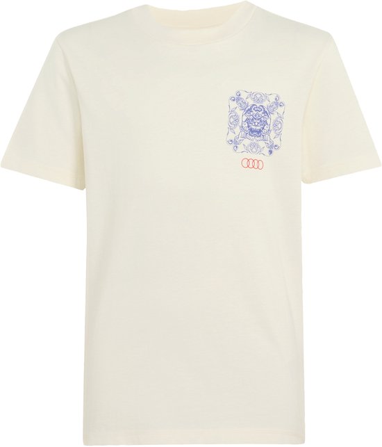 Crèmekleurig T-shirt met een klein blauw Aziatisch masker op de borst en een rood Audi-logo.