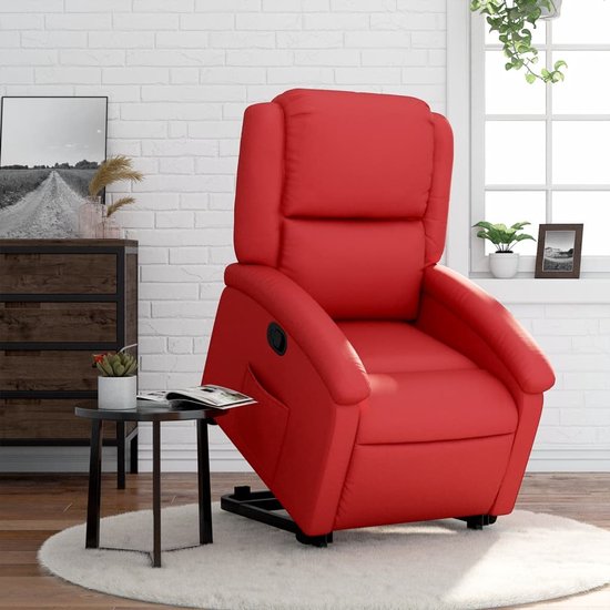 Rode fauteuil in woonkamer bij raam.