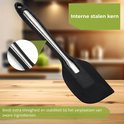 Spatule noire en silicone avec noyau interne en acier, avec le texte "Noyau interne en acier" et "Offre une robustesse et une stabilité supplémentaires lors du déplacement d'ingrédients lourds."