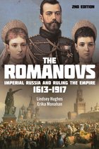 Boek 'The Romanovs', 2e editie, met de tsarenfamilie en een menigte in Sint-Petersburg.