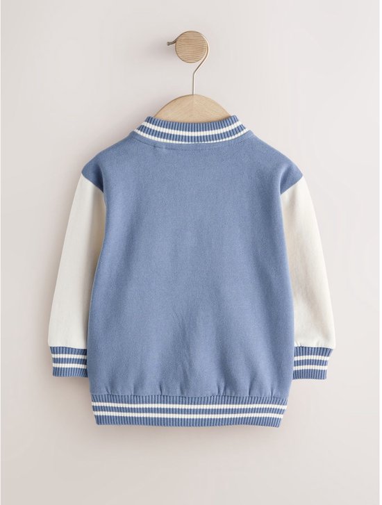 Blauw-wit bomberjack hangend aan een hanger, achterkant zichtbaar.
