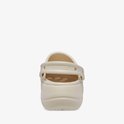 Achterkant van een lichtbeige Crocs Baya Platform Clog met de band en het 'Crocs' logo op de zool.
