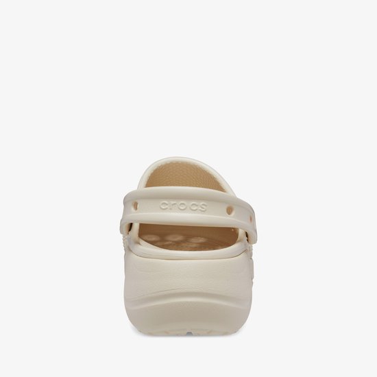 Achterkant van een lichtbeige Crocs Baya Platform Clog met de band en het 'Crocs' logo op de zool.