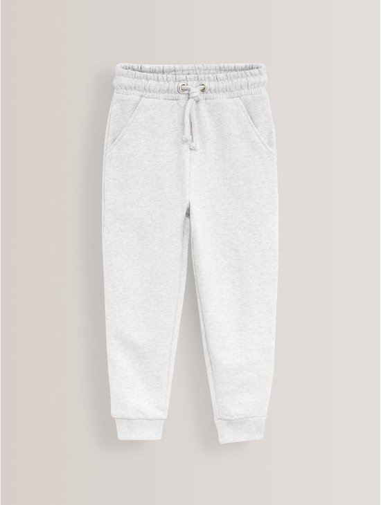 Een lichtgrijze joggingbroek met trekkoord, elastische tailleband en zakken.