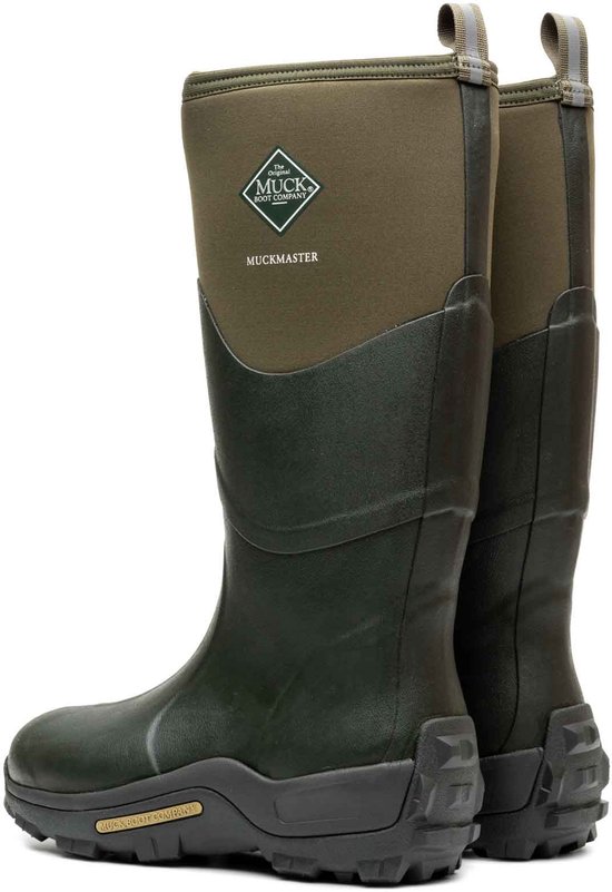 Achterkant van twee groene Muck Boot Muckmaster laarzen met lusjes.