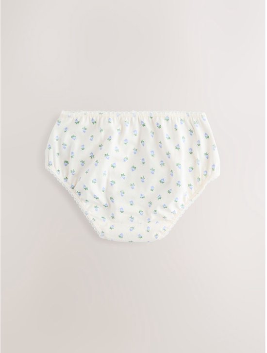 Achterkant van witte onderbroek met blauwe bloemenprint en kanten rand.
