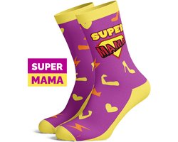 Silly Soles - Grappige Sokken SUPER MAMA - Best Mom - One Size Huissokken Tekst - Grappige Cadeaus Vrouwen - Originele Happy Gekke SuperWomen Socks - Verjaardag Cadeau Vrouw, Mama, Moeder - cadeautje voor Mama