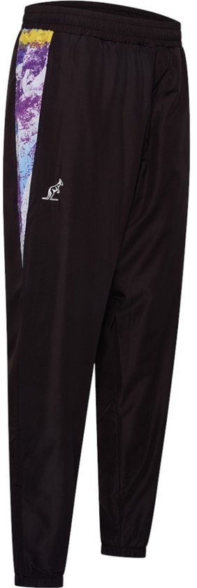Zwarte broek met paarse, gele en blauwe verfspatten op de zijkant, met Kangoeroe logo.