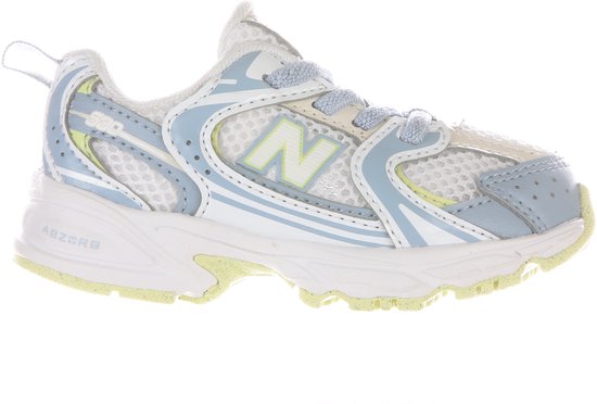 New Balance 530 sneaker in lichtgrijs, wit en geel met groen 'N' logo.