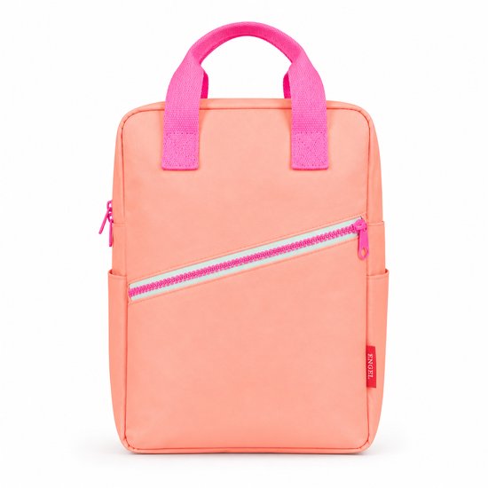 Coral crush rugzak met roze handvatten, schuine rits en zijvakken, op witte achtergrond.