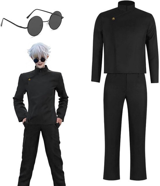 Jongeman met wit haar in zwart uniform en zonnebril. Zwart uniform los met jas, broek en zonnebril.