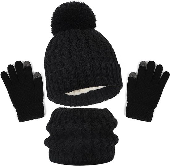 Zwarte gebreide winterset bestaande uit een muts met pompon, een nekwarmer en handschoenen met touch screen vingertoppen.