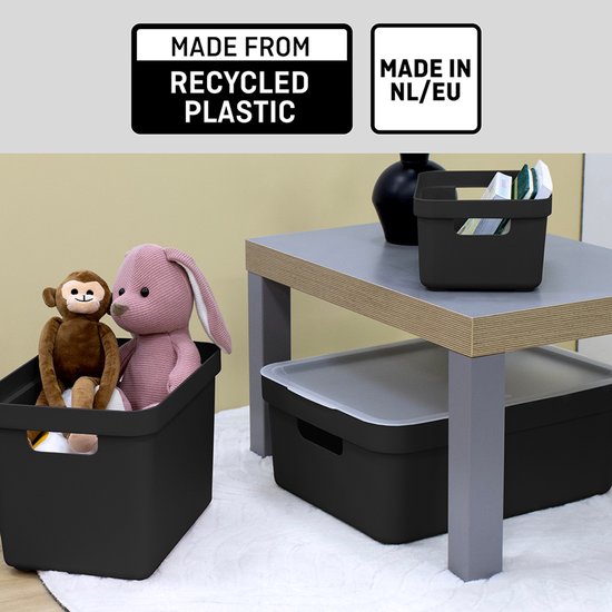 Zwarte opbergboxen met speelgoed en een tafeltje, met informatie "Made from recycled plastic" en "Made in NL/EU".