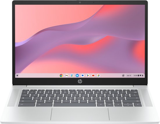 Zilverkleurige laptop met HP logo op het toetsenbord en een paars/roze achtergrond.