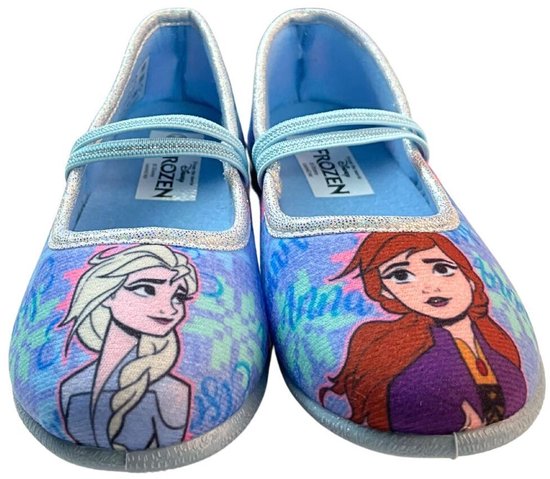 Paar lichtblauwe pantoffels met een print van Elsa op de linker pantoffel en Anna op de rechter pantoffel.