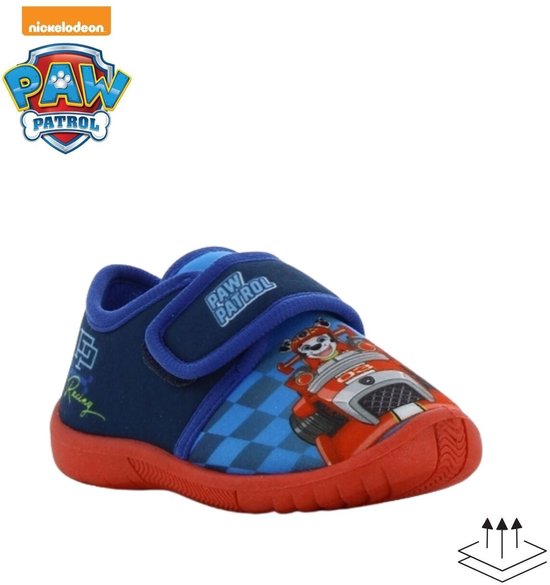 Blauwe Paw Patrol pantoffel met rode zool en klittenbandsluiting. Met Chase en Marshall op een raceauto.
