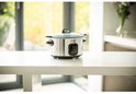 Zilverkleurige Russell Hobbs slowcooker op een aanrecht met een vaag verlichte keukenachtergrond.