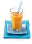 Een glas oranje sap met een blauw rietje, geserveerd op een blauw onderzetter.
