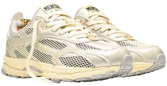 Crèmekleurige Mercer Amsterdam sneakers met mesh en gele accenten.