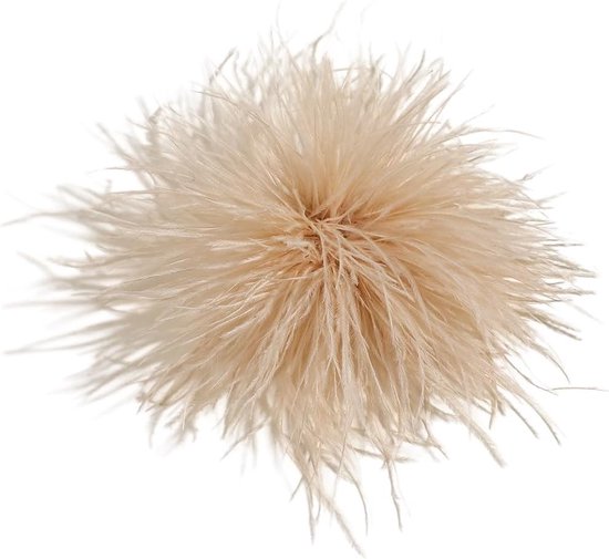 Broche plume d'autruche beige clair duveteuse, isolée sur fond blanc.