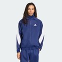 Man met dreadlocks draagt een blauw trainingsjack met witte accenten op de mouwen en een Adidas logo.