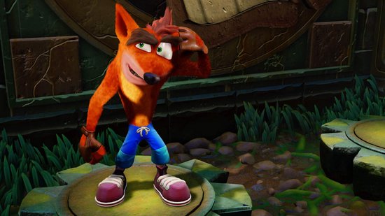 Crash Bandicoot staat op een rond platform met tandwieldetails, in een jungle-omgeving met gras.