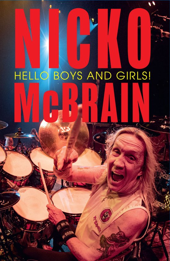 Nicko McBrain, drummer, speelde met drumstokken op een drumstel. "HELLO BOYS AND GIRLS! MCBRAIN"