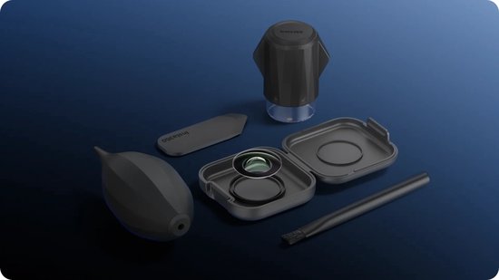 Een Insta360 lensonderhoudskit met een lensdop, lensreiniger, lensborstel, lensdoekjes en een opbergdoosje.