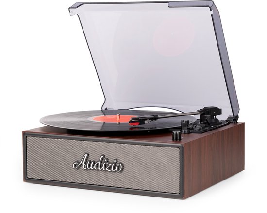 Retro platenspeler met houtlook, zilverkleurige speaker en doorzichtige kap. Een vinylplaat draait.